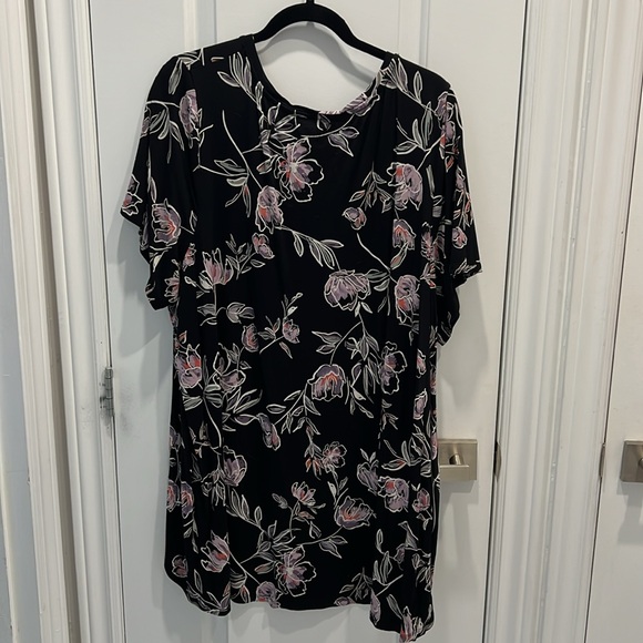 Woman’s plus’s size top - Picture 2 of 2